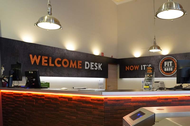 fitbase-neckarau-welcomedesk.jpg